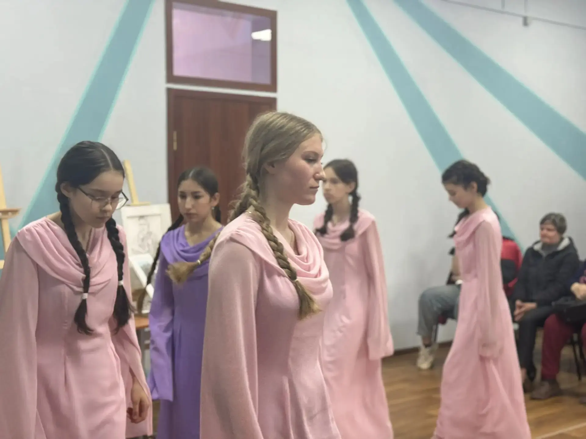 «Живая память. Герои глазами детей».  В Молодёжном центре  прошла выставка  «Живая память. Герои гла