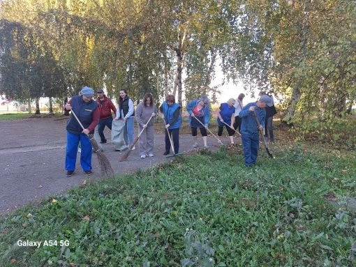 🍂 Осенние субботники в нашем районе продолжаются.