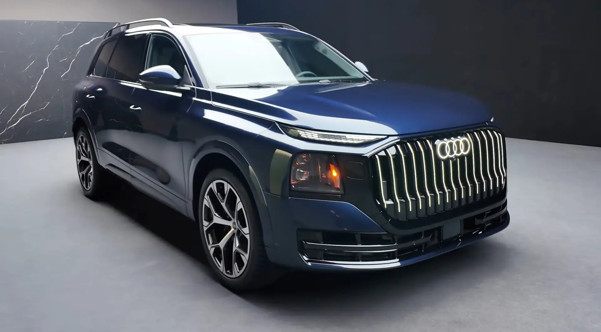 Новый Audi Q9: семиместный флагман с V8

Audi официально рассекретила флагманский кроссовер Q9 длино