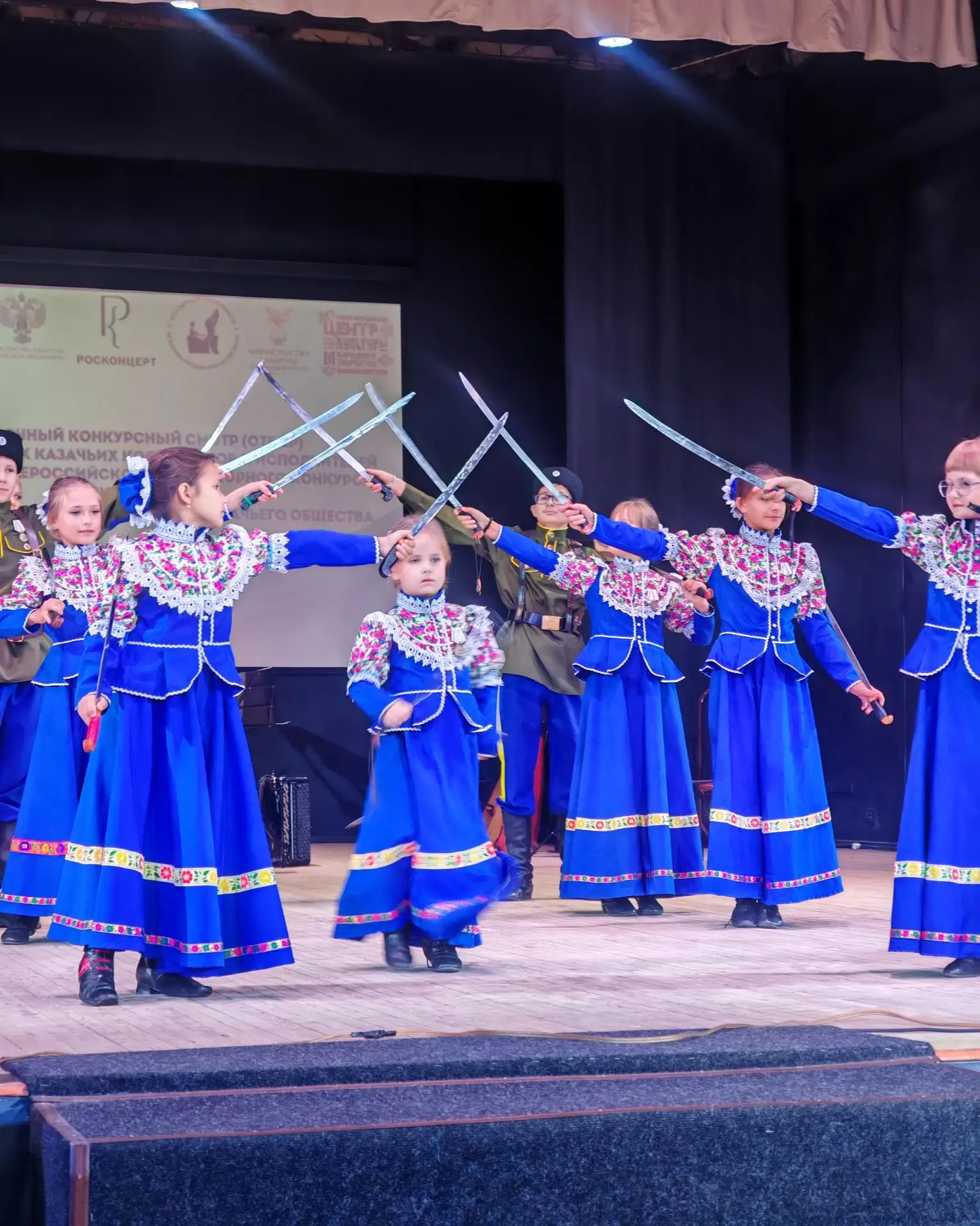 ⚔ Первыми на сцену вышли юные дарования — фольклорная группа «Казачата» из Хоринского р...