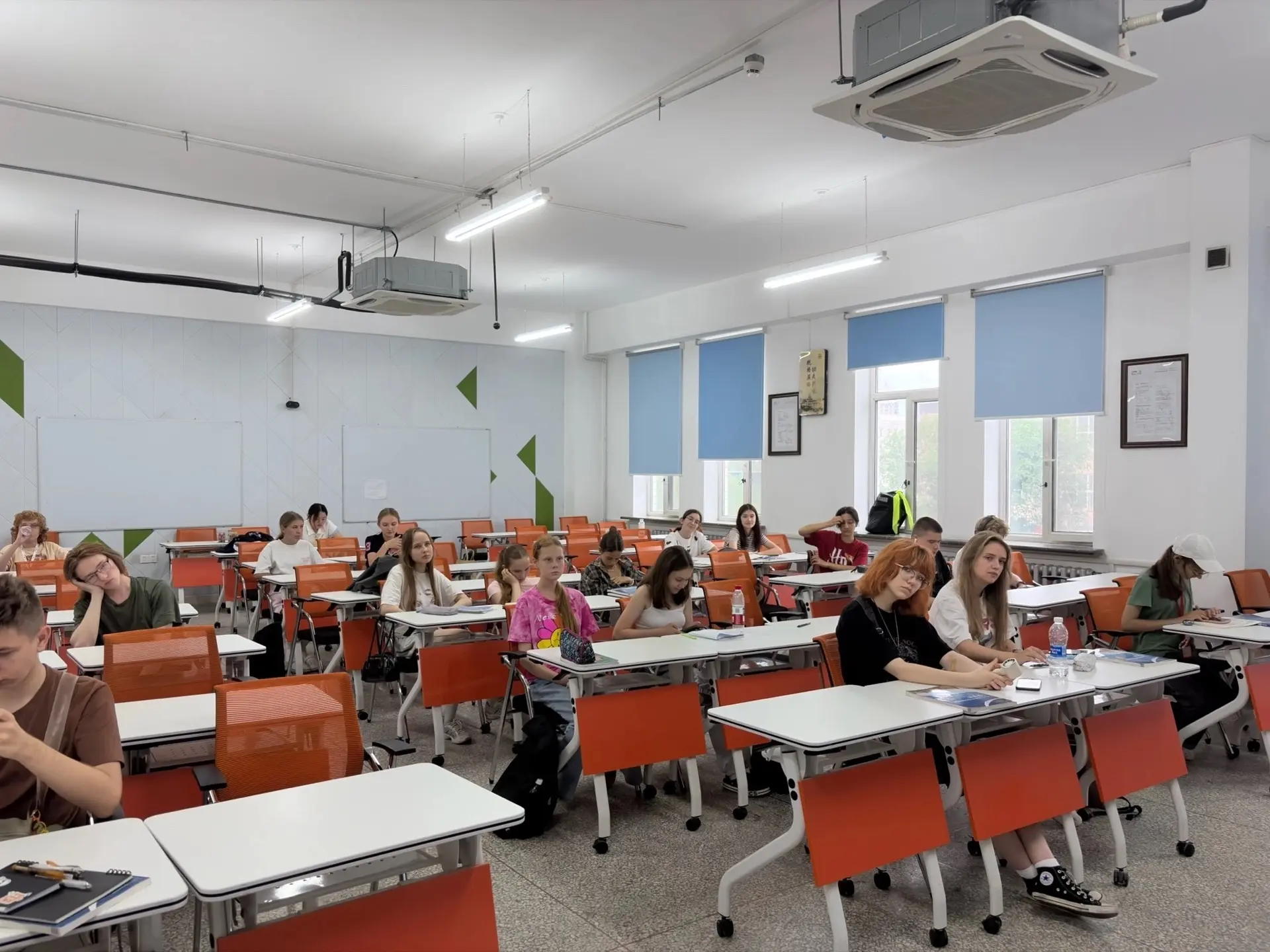16 школьников из 5–8 классов проходят языковую стажировку в Харбине. Вместо обычных каникул ребята и
