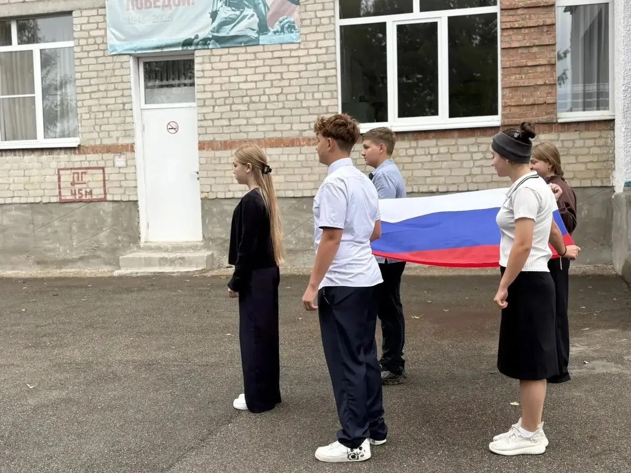 🇷🇺Утро понедельника по традиции началось с поднятия Государственного флага Российской...