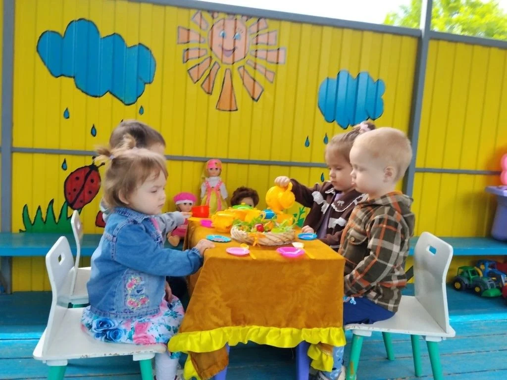 ☀️Ребята младшего возраста очень любят сюжетно-ролевые игры, которые в тёплое время про...