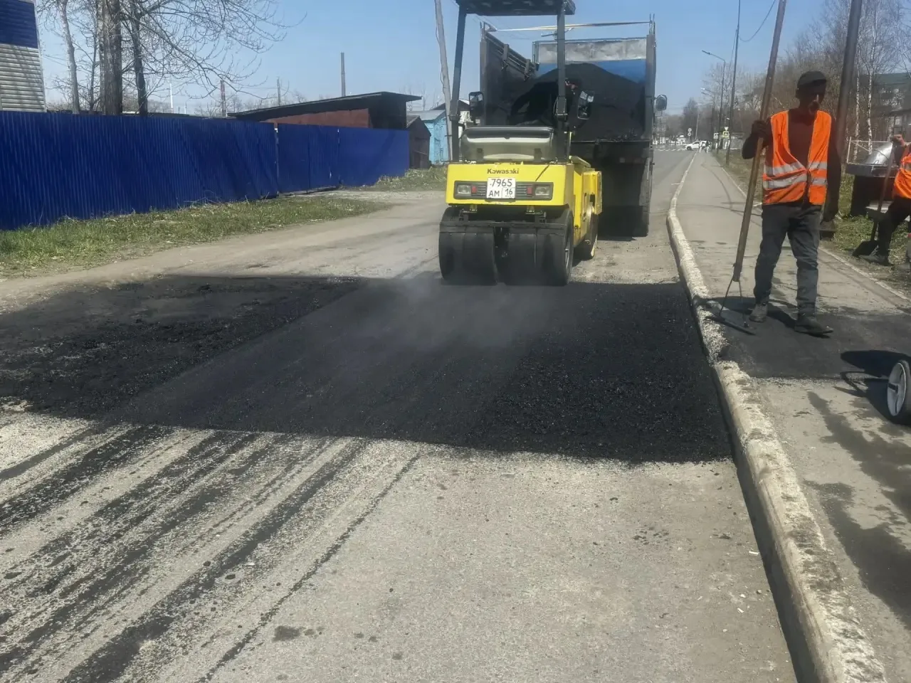 В выходные дни подрядная организация продолжила работы на городских дорогах. Погода позволила — вело