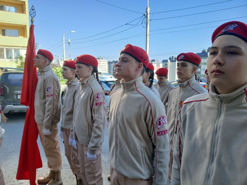 "Парад у дома ветерана" Юнармейцы отряда «Ворошиловский стрелок» Коноваленко Полина, Гордиенко Аксин