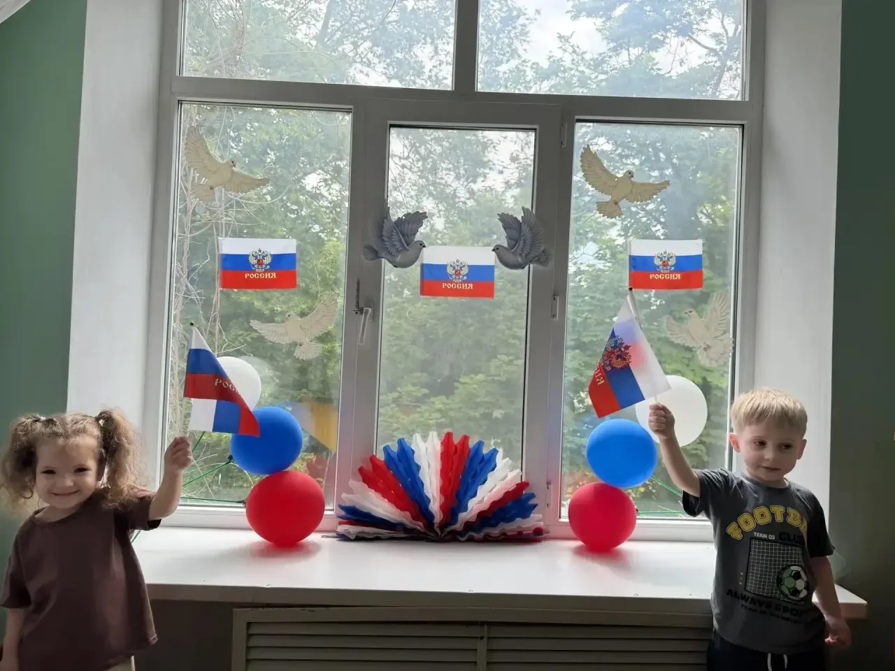 🇷🇺В рамках проведения Всероссийской акции «Родиной горжусь» активисты младшей и старшей групп офор