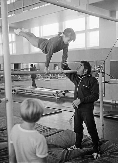 Советский спортсмен, заслуженный тренер СССР Юрий Штукман с воспитанниками Школы высшего спортивного