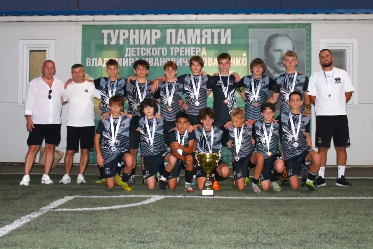 Лето с пользой 💪👍⚽

Степанов Андрей, ученик 8 "Б" класса, в составе футбольного клуба "Иглс (зелен