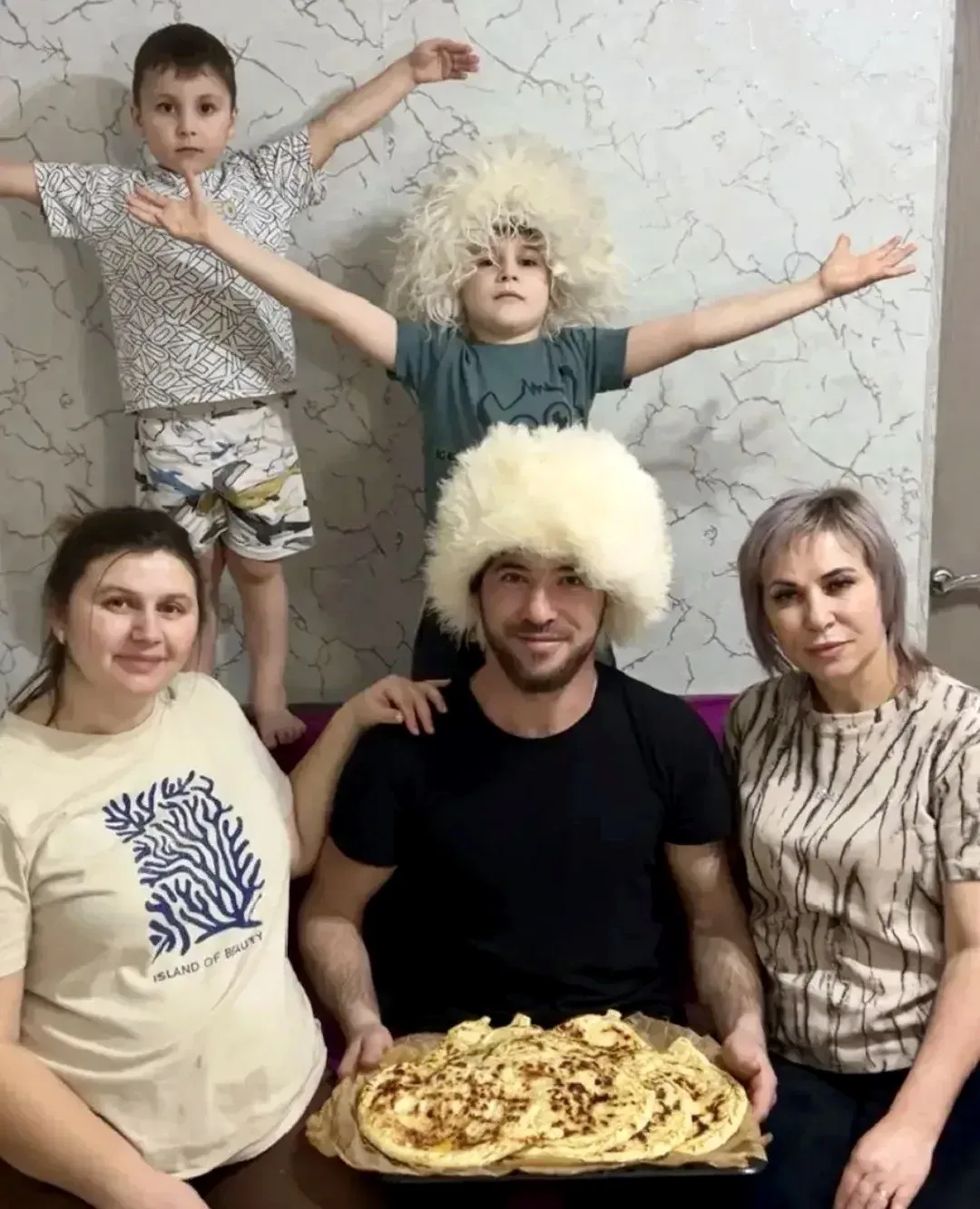Год единства народов России: одна семья — две традиции.  Семья Курбановых из Ленинградской пример ед
