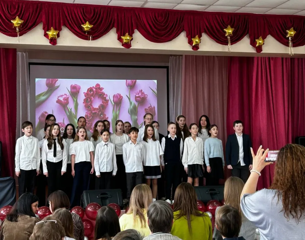 🌷Сегодня в нашей школе царила особая, праздничная атмосфера. Мы собрались вместе, чтобы поздравить н