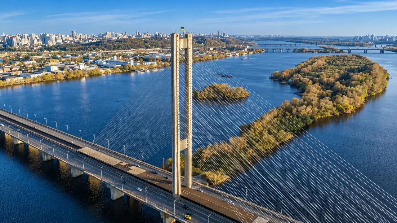 В Киеве из-за ударов ВС РФ по мостам со следующей недели начнут строить переправы через...