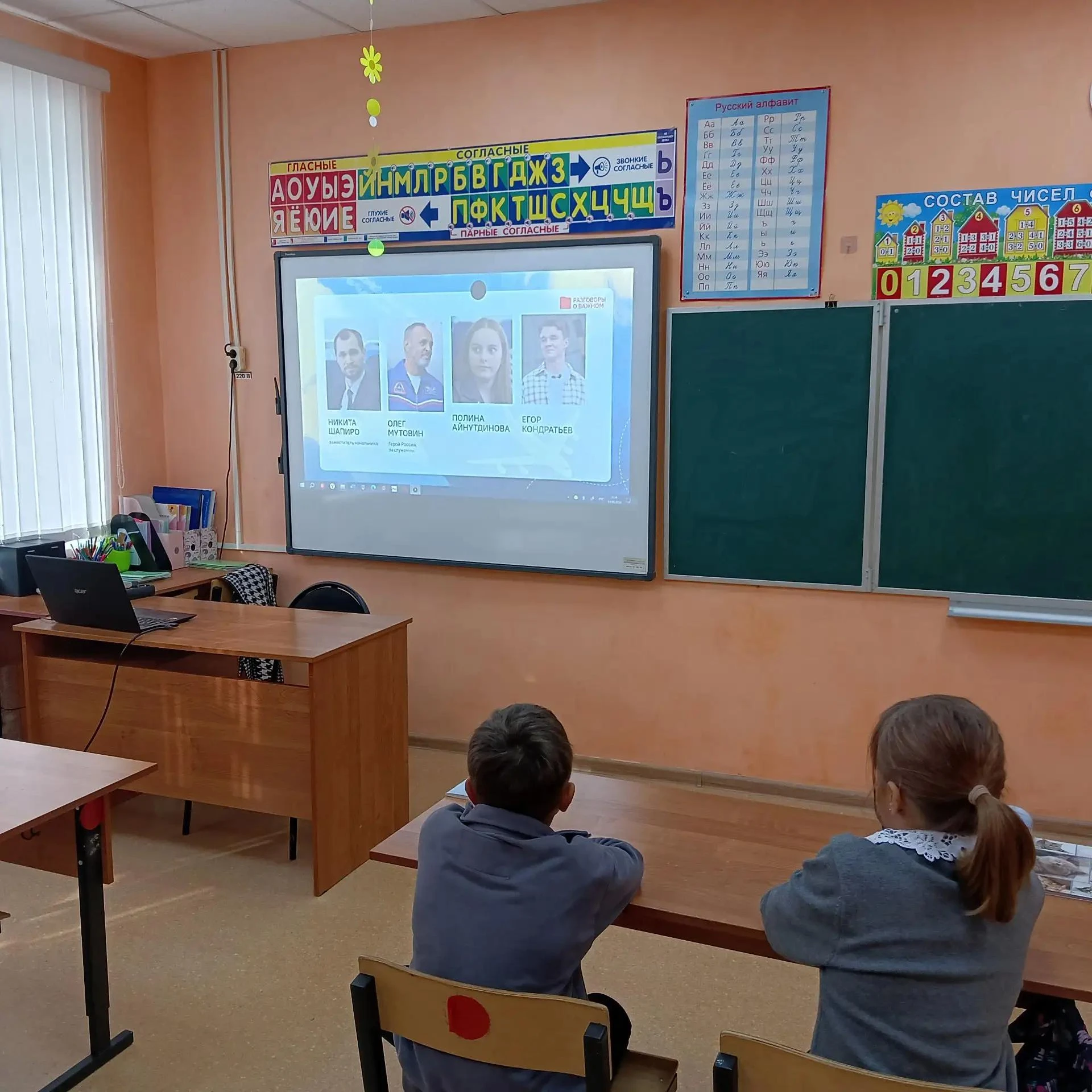 Сегодня учебная неделя в нашей школе традиционно началась с торжественной линейки. Учащ...