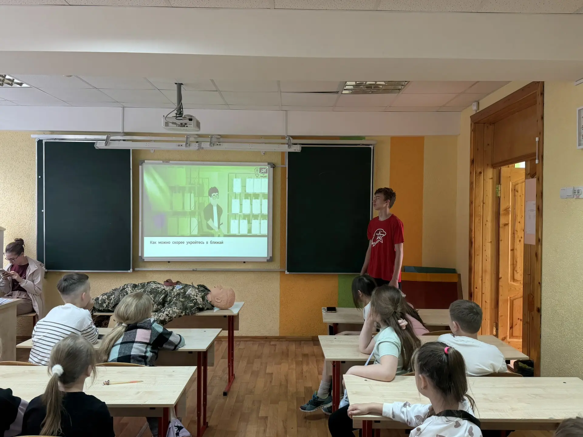 Школа безопасности в летнем лагере: учимся спасать жизни! ⛑️💪

Сегодня в нашем пришкольном лагере п