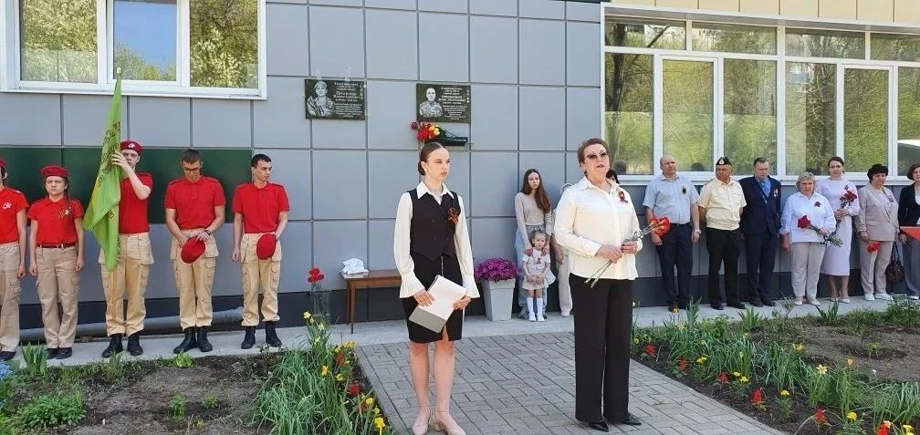 В Курске открыли мемориальную доску погибшему герою СВО Максиму Проскурину  У школы №3 состоялся пам