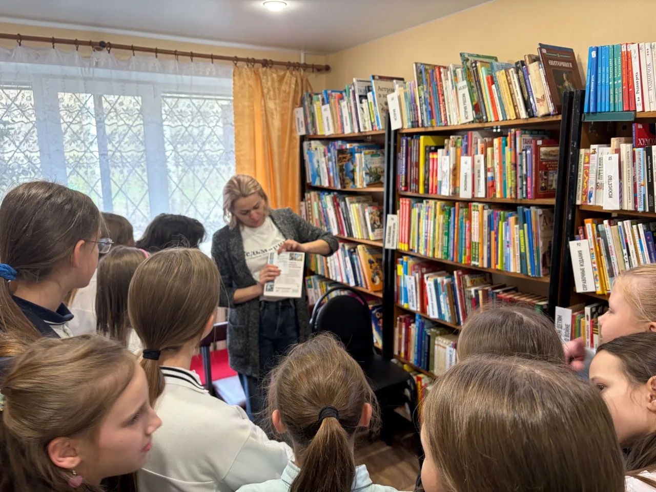 📚 Учащиеся 5В класса посетили библиотеку  Ребята из 5В класса побывали на увлекательной экскурсии в 