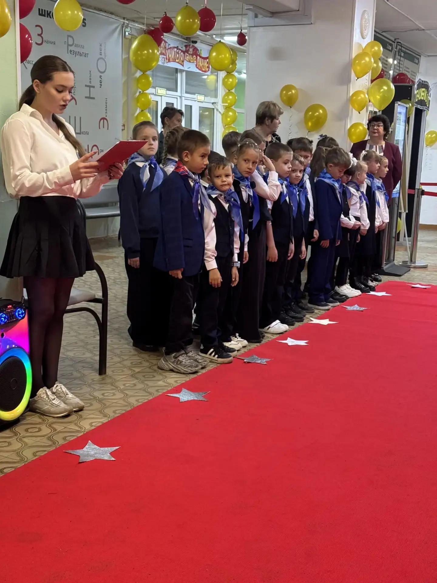 Сегодня в школе прошла еженедельная организационная линейка. По традиции мероприятие на...