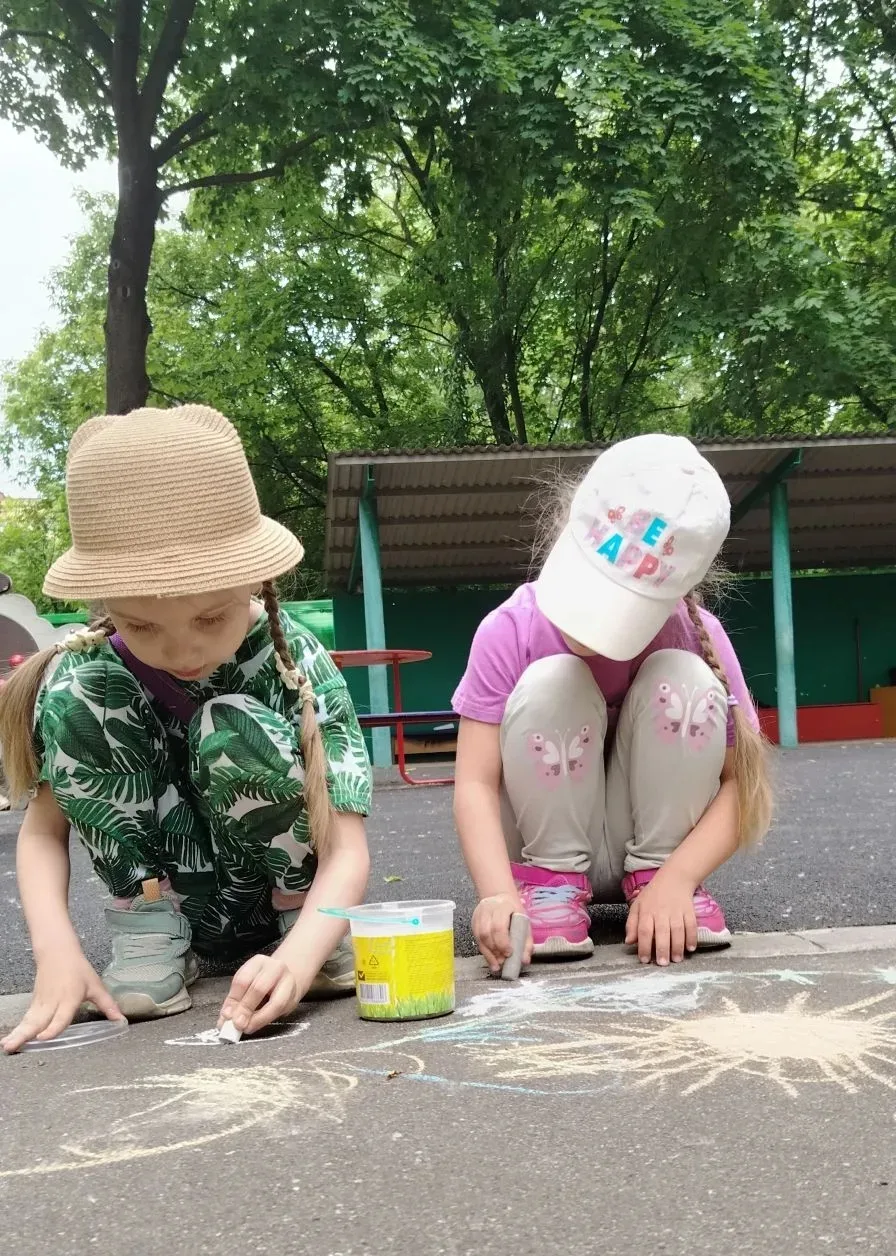 🎨 Мелки в руки — и фантазии нет границ!

В наших дошкольных группах отметили Всемирный день рисован