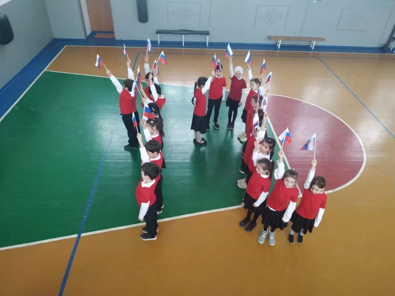 «12 лет вместе»: в школах Новолакского района прошли патриотические флешмобы  В образовательных учре