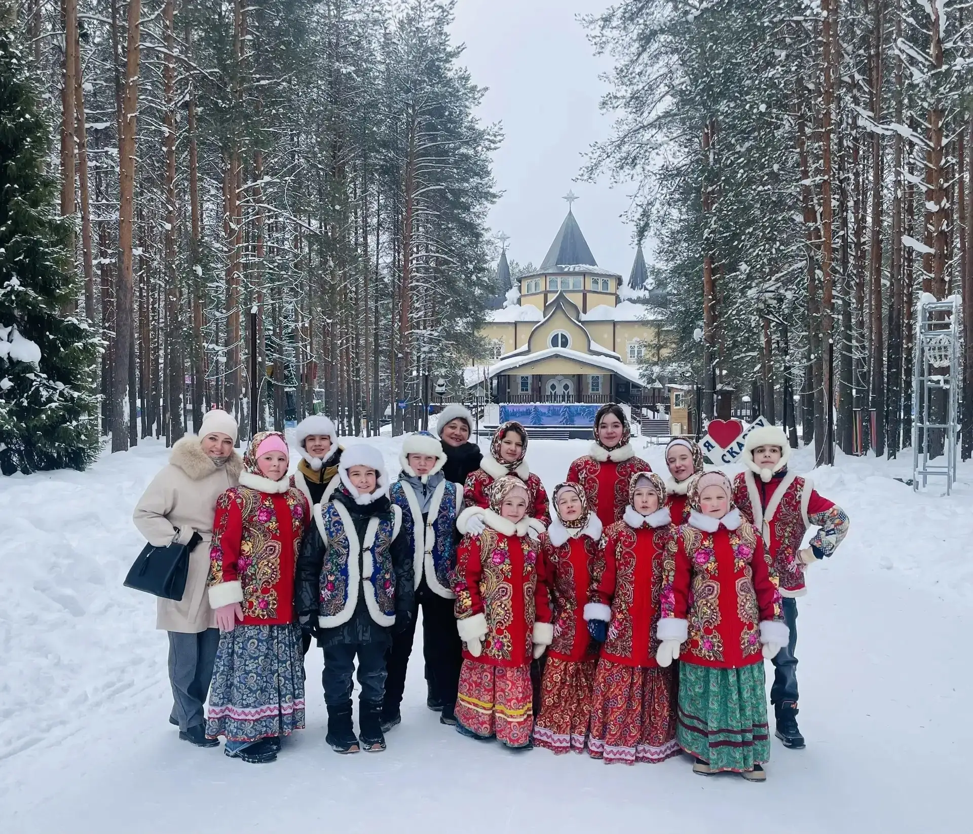 💫 Детский образцовый ансамбль народной песни «Стригинский борок» побывал в вотчине Всероссийского Де