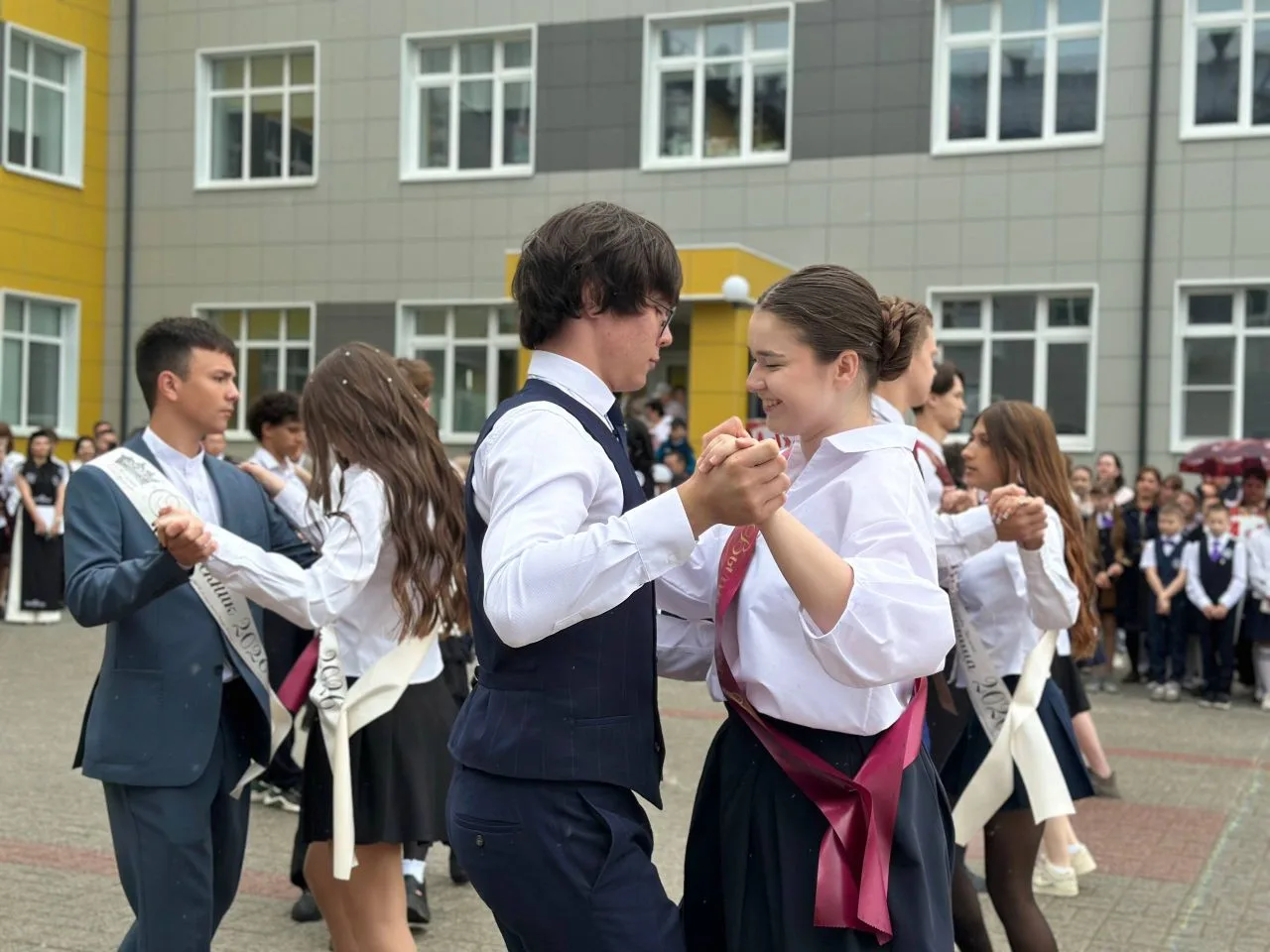 🌟Прозвенел последний звонок🔔  ✨Выпускники нашей школы стоят на пороге, где начинается настоящая взро