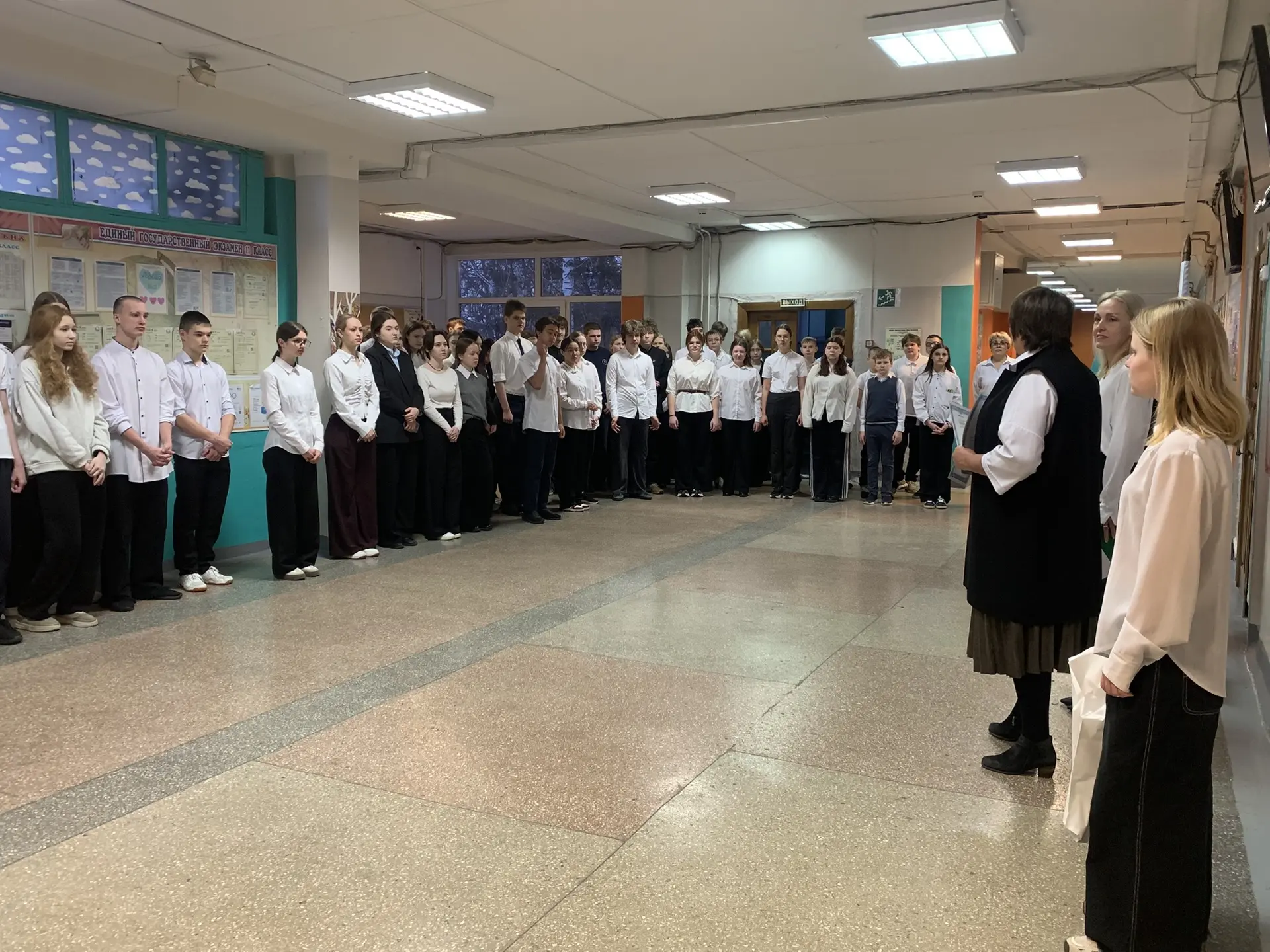 ТРАДИЦИОННЫЙ ПОНЕДЕЛЬНИК   Утро понедельника в нашей школе, как обычно,  начинается с выноса флага и