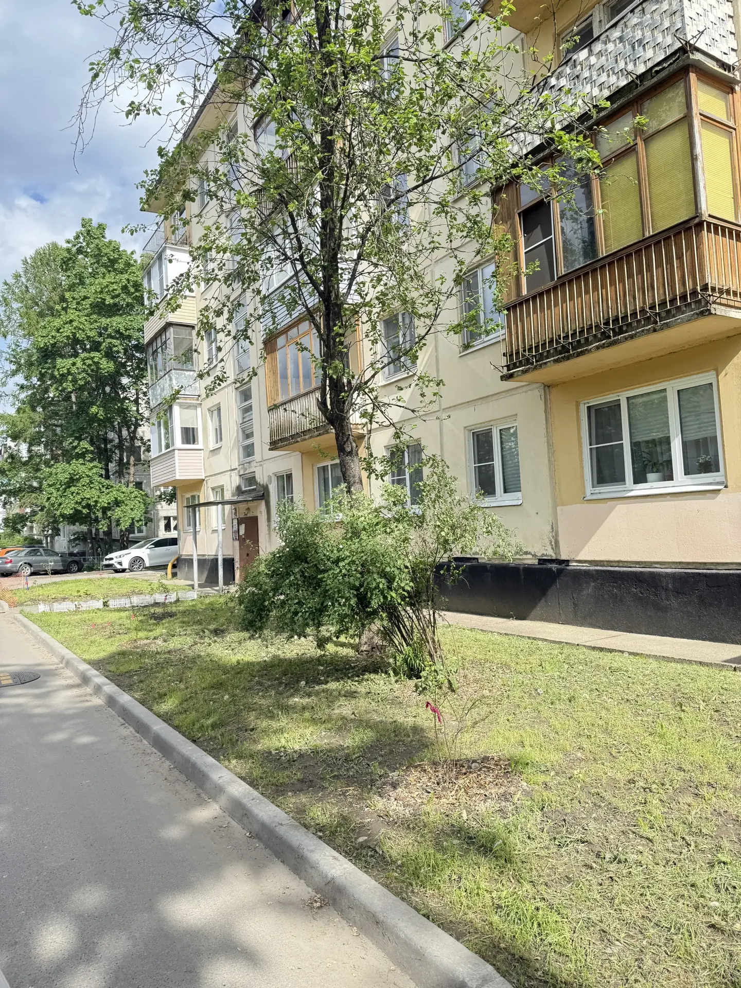 🍀Выполнены работы по окосу травы по адресу: Ул. Победы, д. 9.