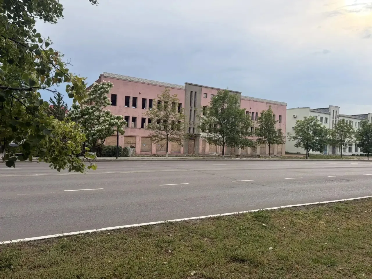 Идет реконструкция, интересно что будет в этом здании?