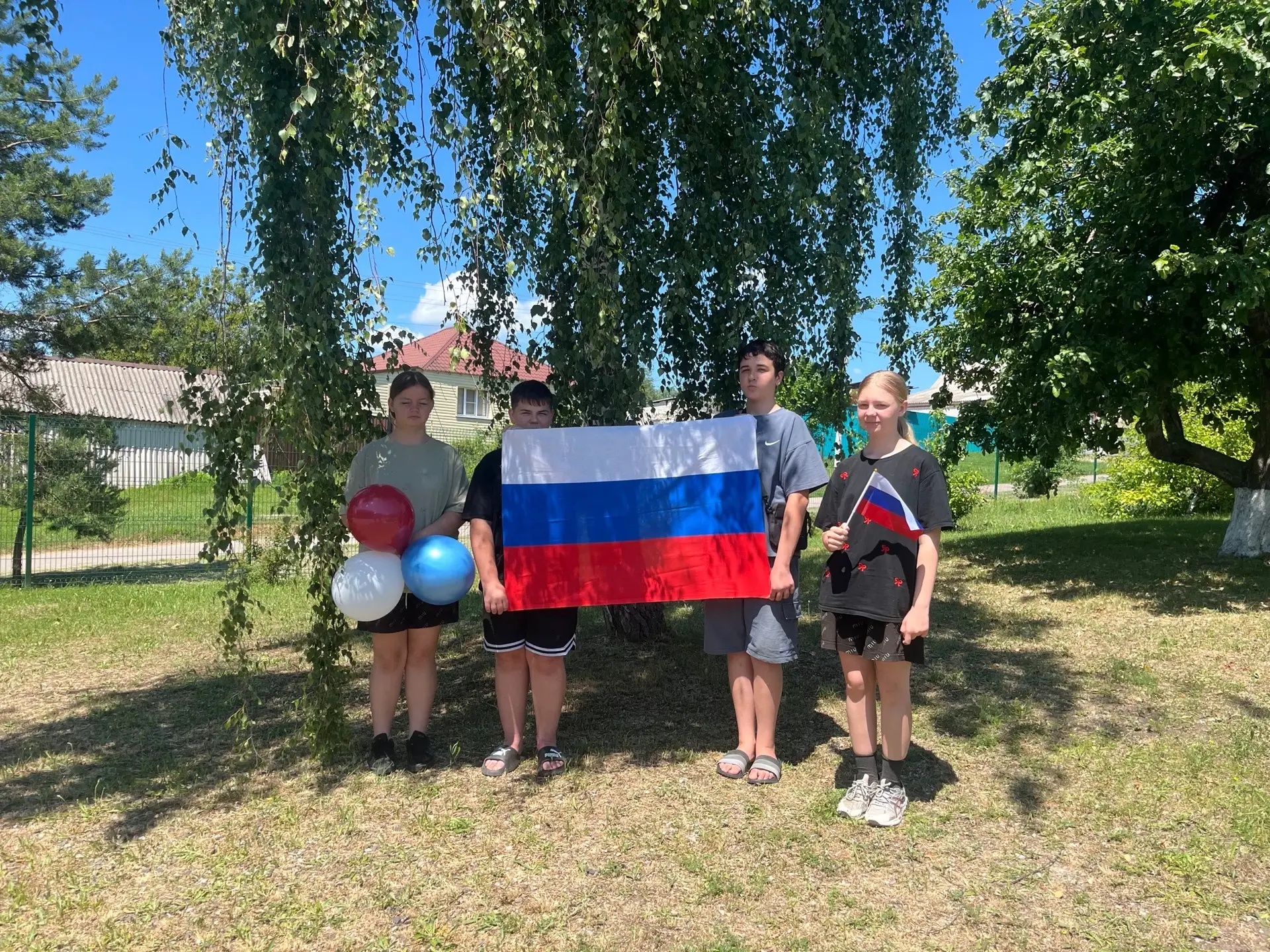 🇷🇺 Всероссийская акция «Флаги России» 🇷🇺

Наша школа присоединилась к Всероссийской акции «Флаги