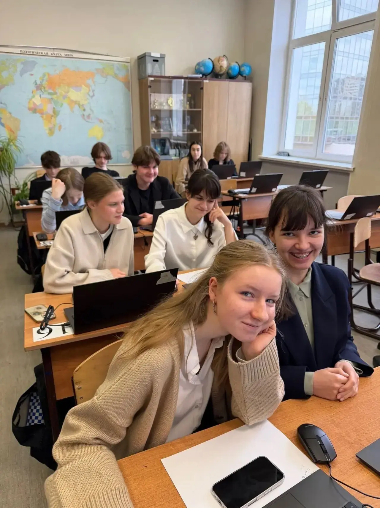 В школе прошла встреча с сотрудниками Московского центра «Профессии будущего».  Ребята 10 «В» и 11 «
