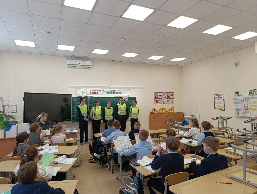 🚦 ЮИД в действии! Минутки безопасности на дорогах! 🛑  В рамках профилактики детского дорожно-транспо