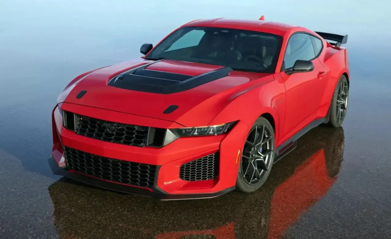 Ford официально принимает предзаказы на Mustang Dark Horse SC — самый экстремальный вар...