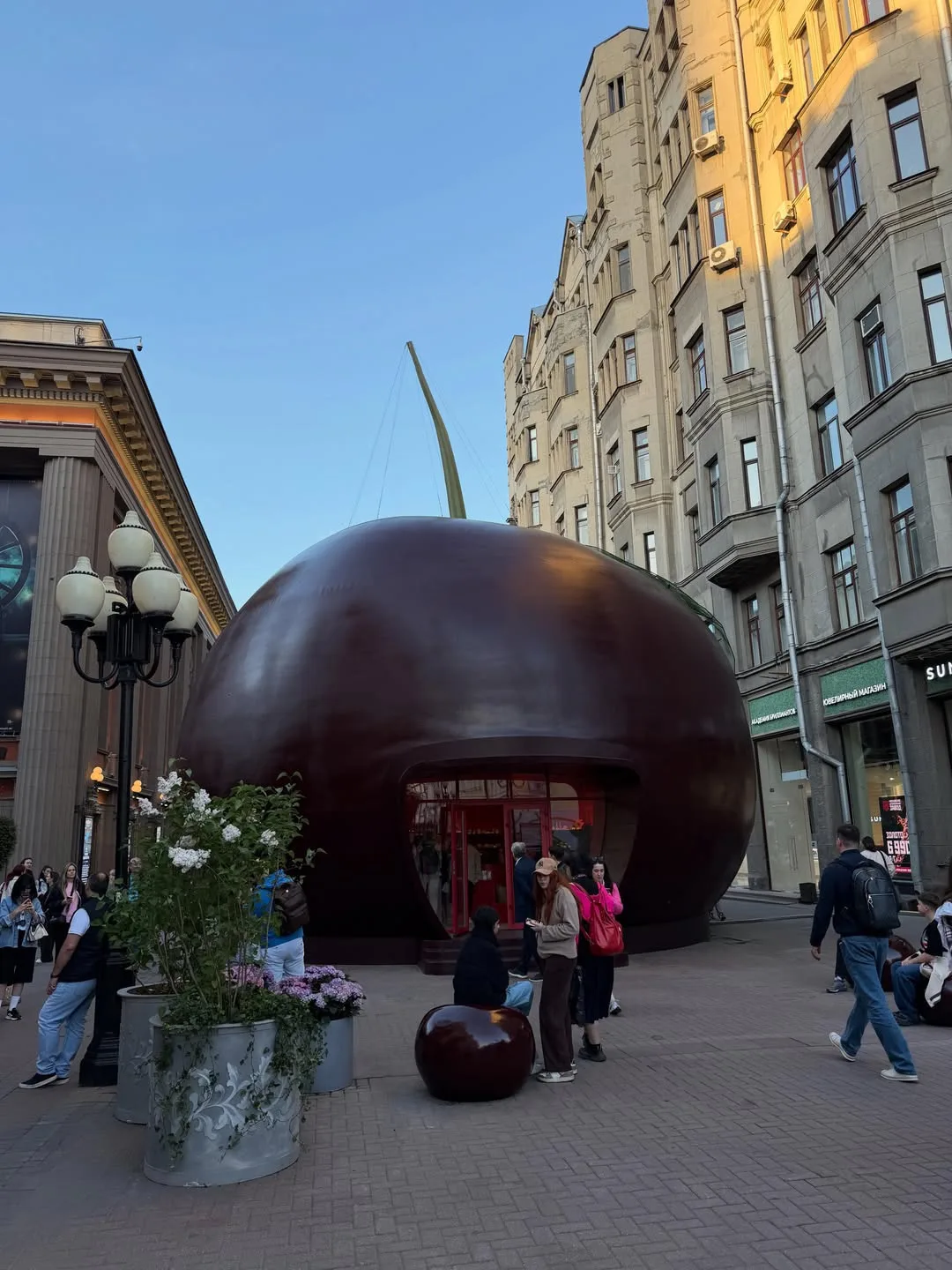 Гигантскую черешню на Арбате видели? Это она внутри без косточки. В сезонном павильоне,...