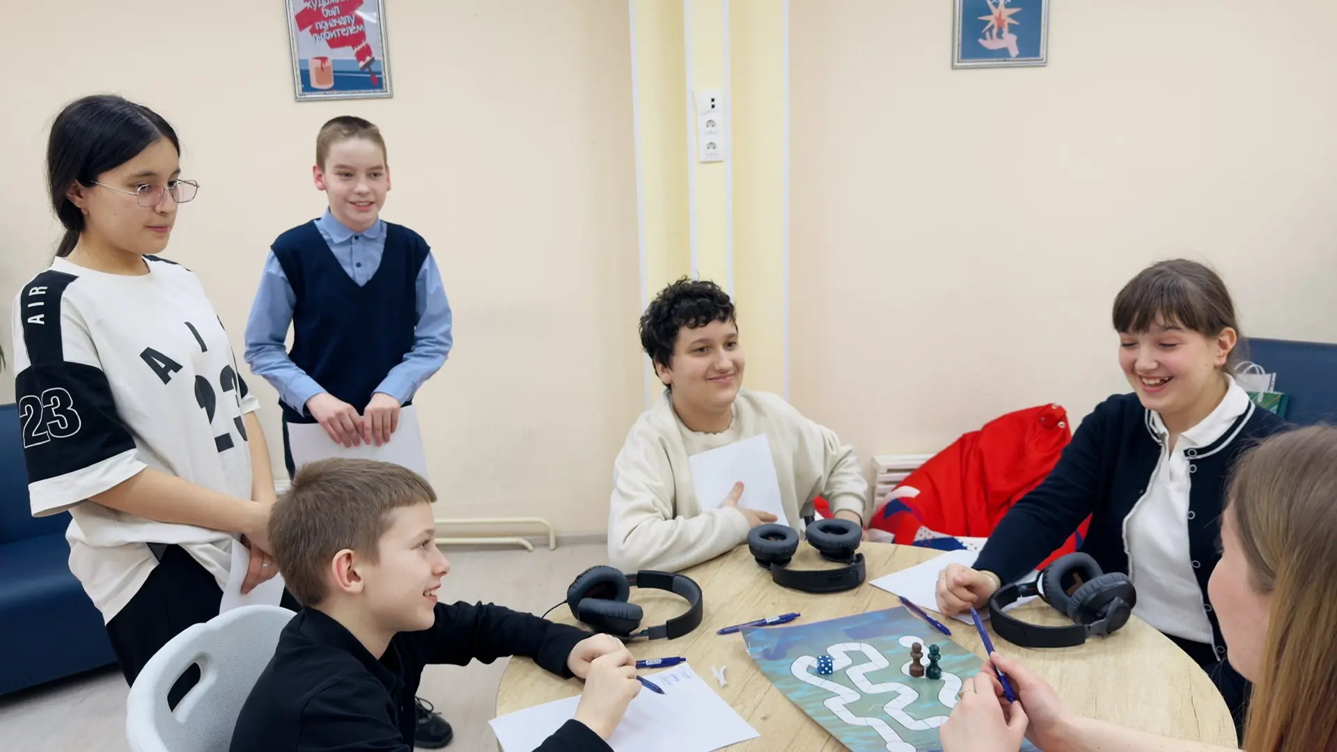 🏫 Обучающиеся школы вместе с советником по воспитанию посетили мероприятие «Громкий вопрос». 🗣️❓  🎉 