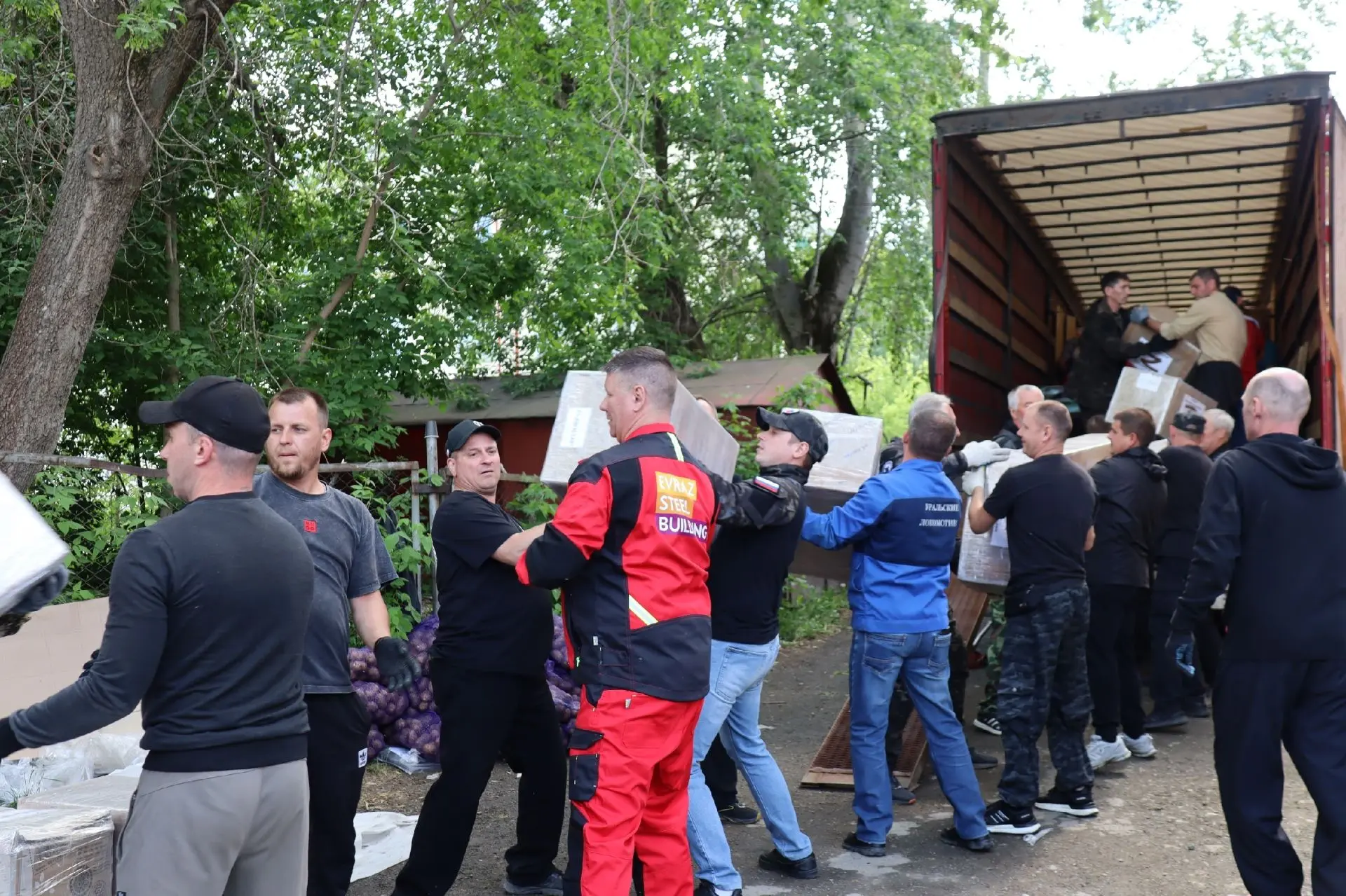 🚛 СИЛА ТЫЛА: две фуры с гуманитарным грузом отправились из Среднеуральска!
Для нашего небольшого го
