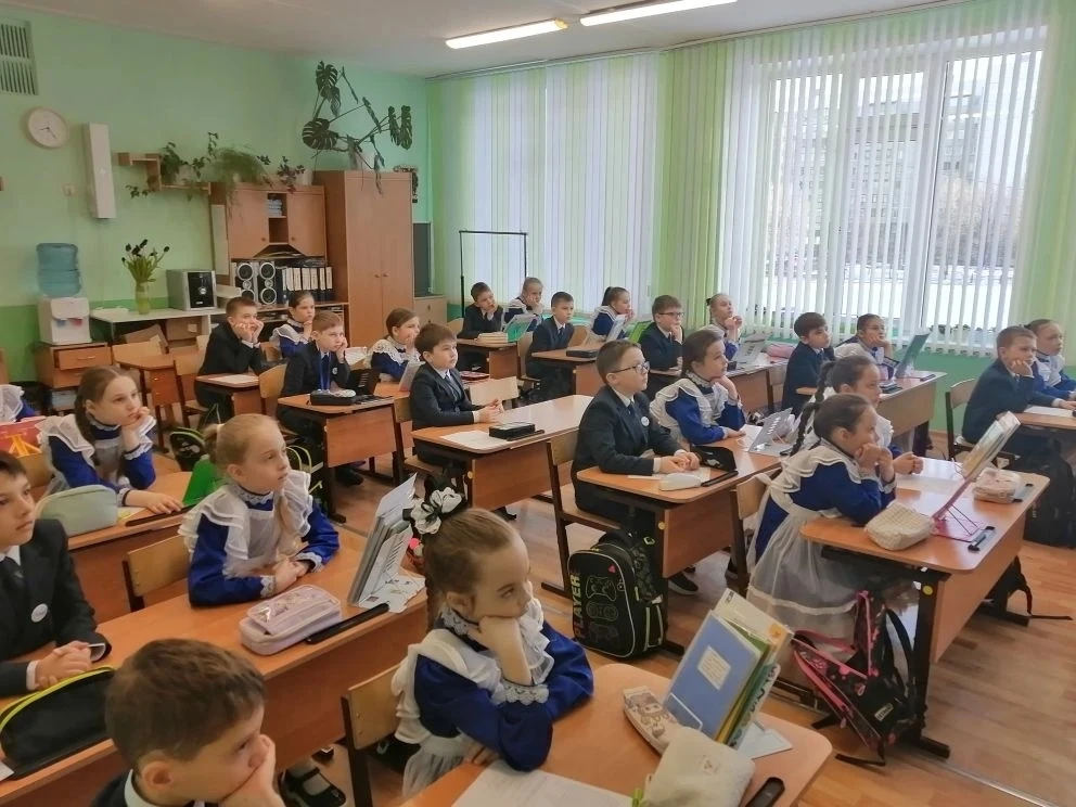 🇷🇺 Новая учебная неделя — новые достижения и вдохновение!  🎵 23 марта в нашей школе по доброй традиц