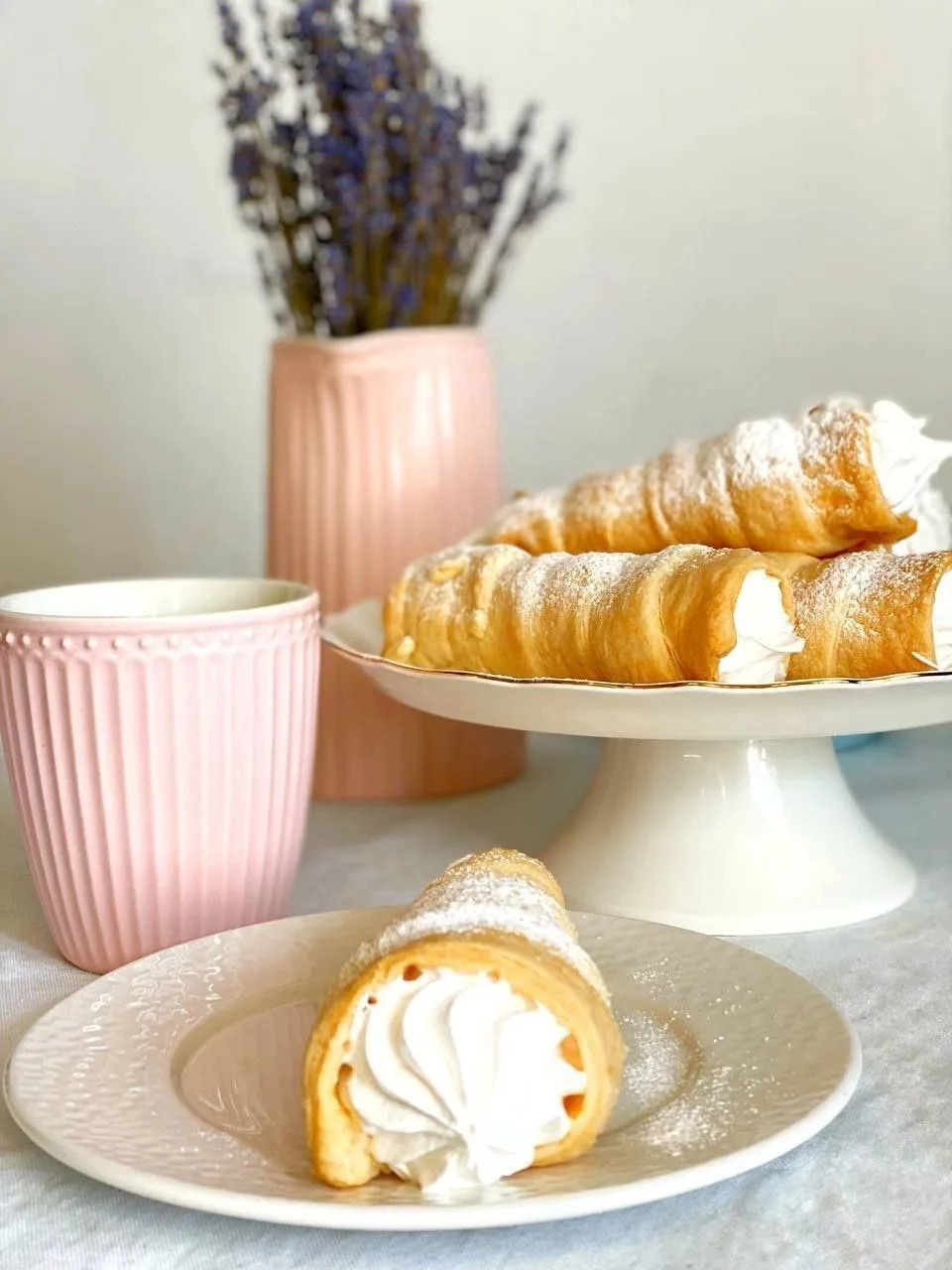 ТРУБОЧКИ С БЕЛКОВЫМ КРЕМОМ 
Ловите сотни раз проверенный рецепт👇🏽

🧁Ингредиенты:
▪️Готовое слоено