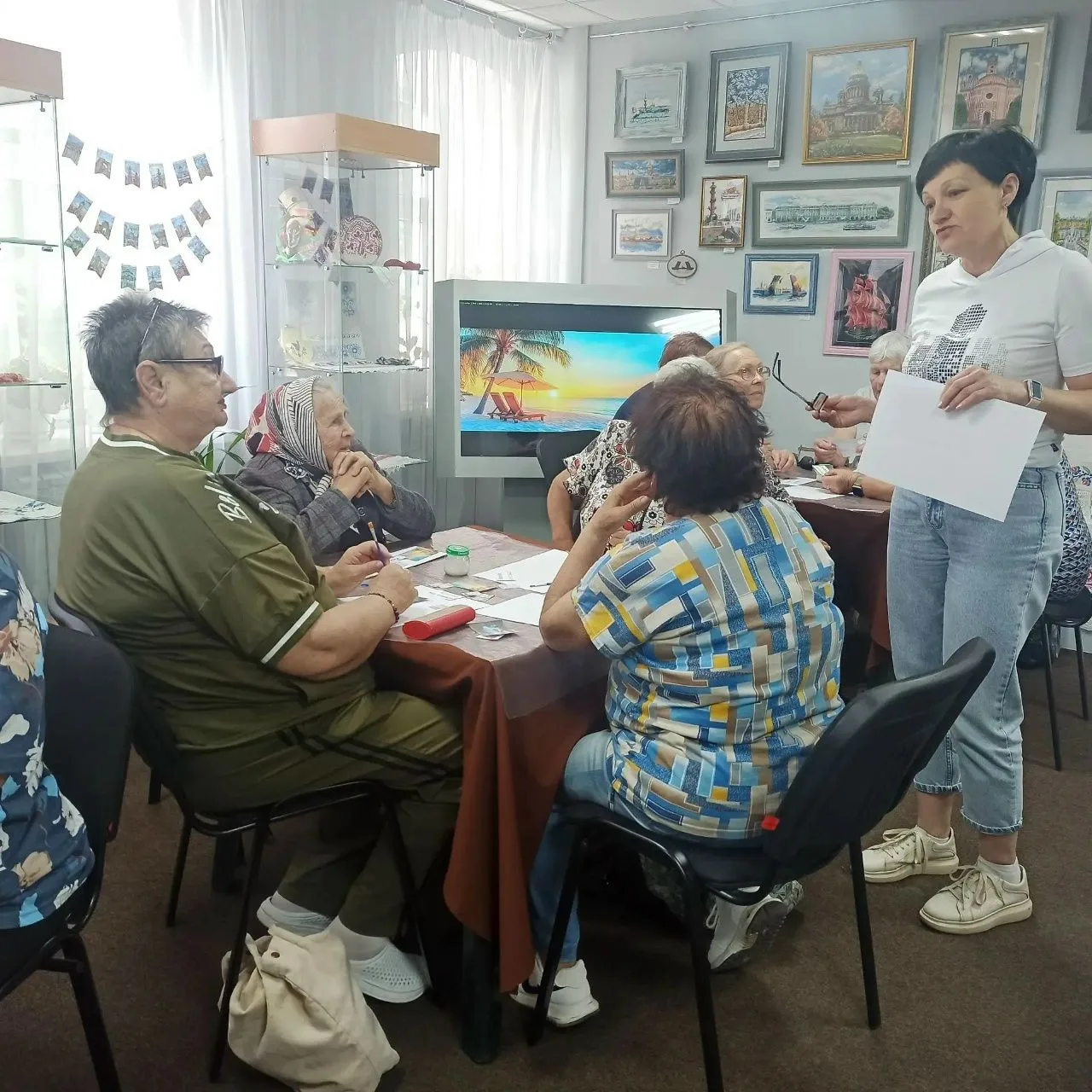 На улице уже тепло, и сотрудники выставочного зала «Дома вышивки» решили, что пора создавать настрое