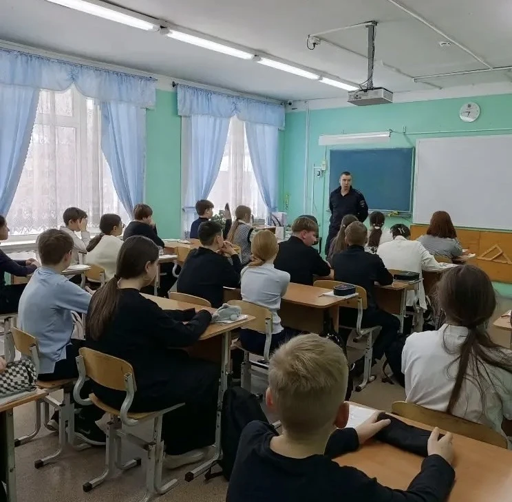 На прошлой неделе перед учениками 6 классов выступил инспектор ГИБДД с темой «Безопасность на дороге