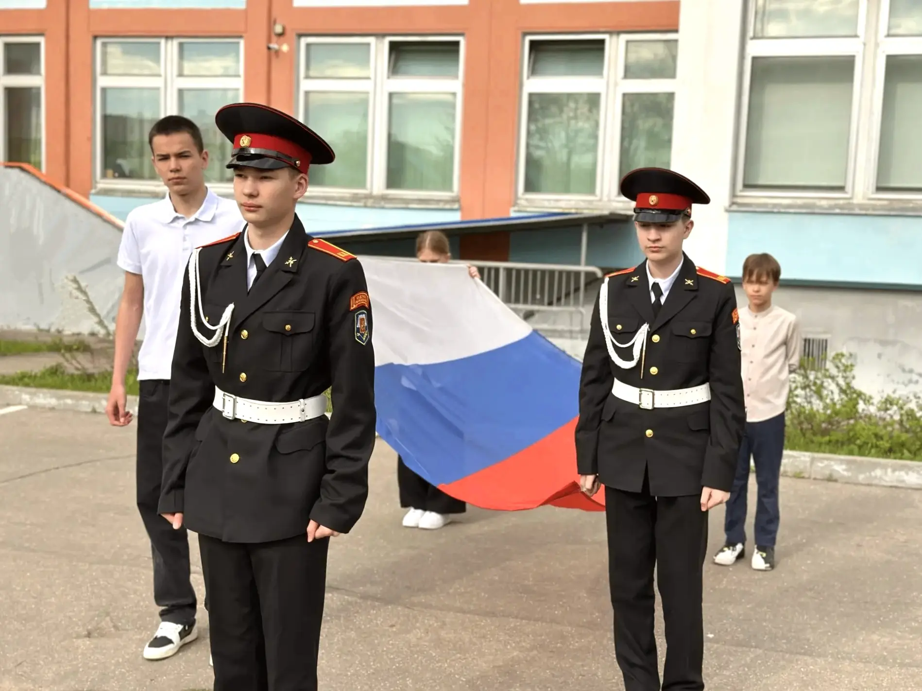 Прекрасным майским утром наша школа встретила неделю торжественно!   🇷🇺  Наши ученики приняли участи