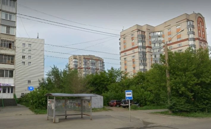 Стихийную парковку на Взлётной в Барнауле выставили на аукцион