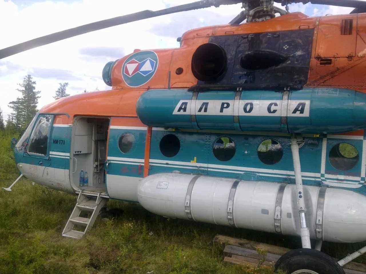 Бревна под основные стойки - проверенный способ не провалиться на мягком грунте.