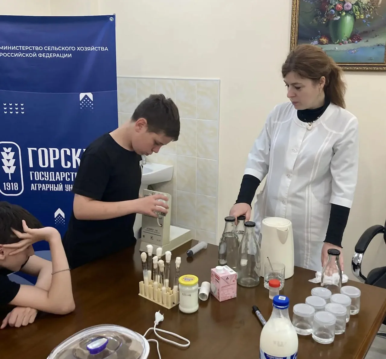 ⚖️ Что полезнее: свежий воздух в окрестностях «Тамиска» или наши бактерии от факультета биотехнологи