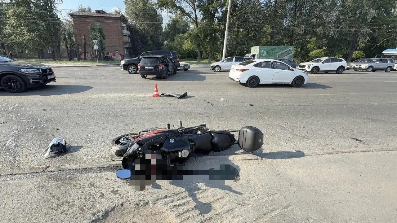 На Станционной погиб мотоциклист.

Как сообщили в ГАИ, авария произошла около 17:30. При развороте 4