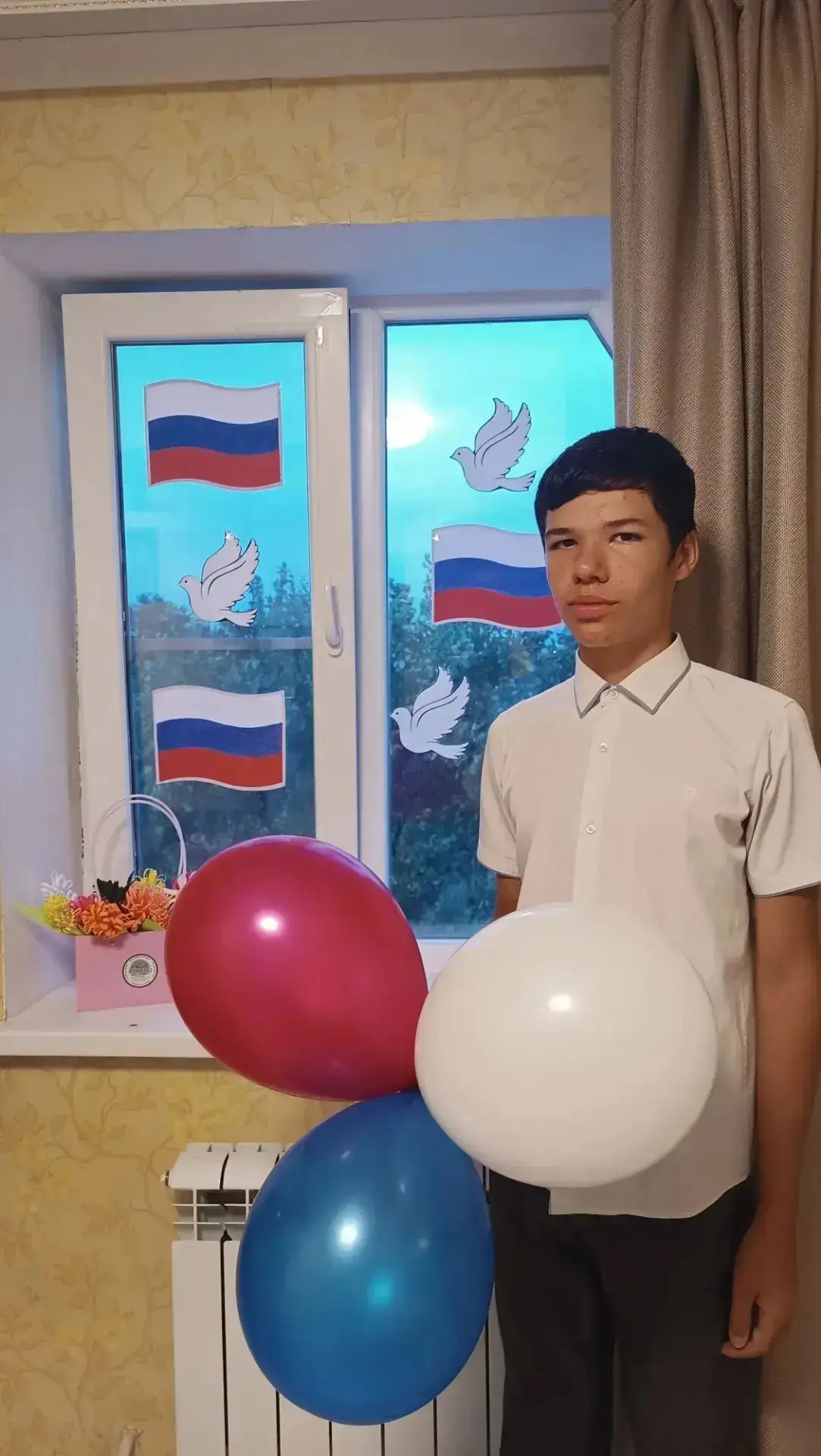 Флаг России в каждый дом! Участник КЛО волонтеров «Позитив» МБУК «КДЦ Кущевского с/п» п...