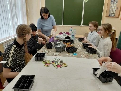 В ЦДИ прошла экологическая акция «Зелёный десант».  Чтобы весной и летом школьные клумбы радовали на