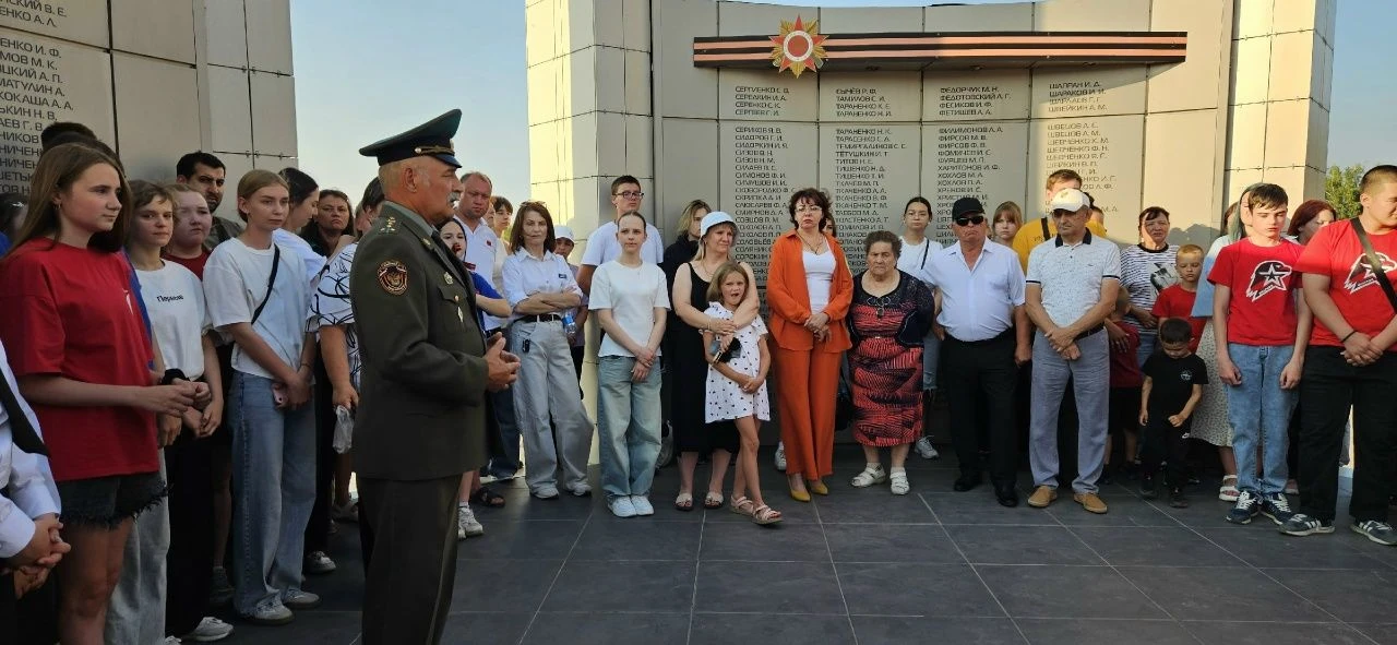 🕯️ Свет сквозь годы
21 июня, накануне Дня памяти и скорби, учащиеся 11 класса зажгли свечи в честь 
