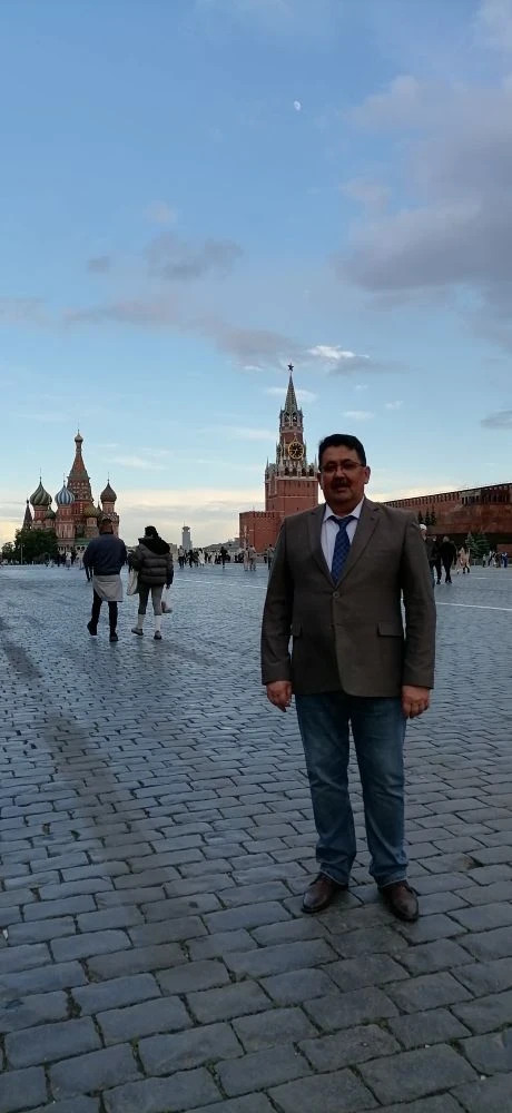 Директор нашей школы, заслуженный учитель Российской Федерации Андрей Викторович Спиридонов 25-26 ма