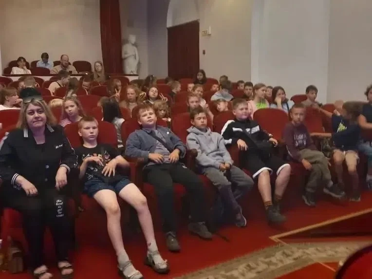 🎭 Театральные каникулы: в гостях у Хозяйки Медной горы

Лето - время ярких впечатлений! 9 июня ребя