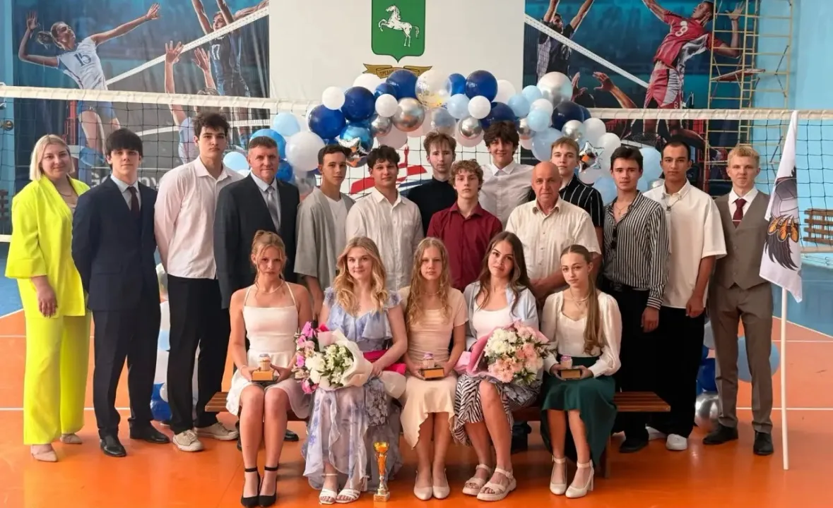 Наши чемпионы выросли! 🏐✨ 
В нашей волейбольной школе прошёл выпускной — день, полный радости, легк