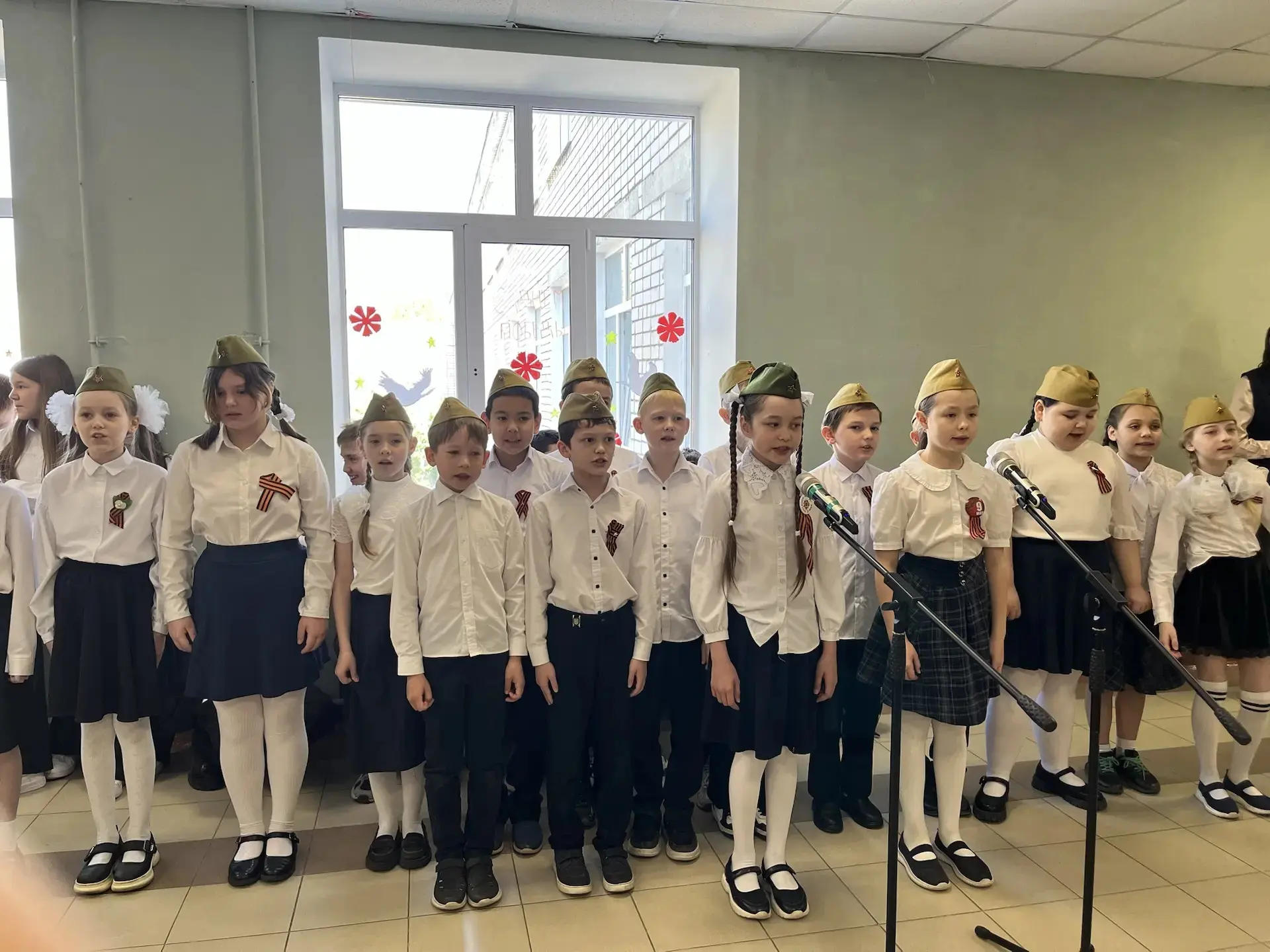 Сегодня в нашей школе №132 прошла патриотическая перемена! После каждого урока участники «битвы хоро